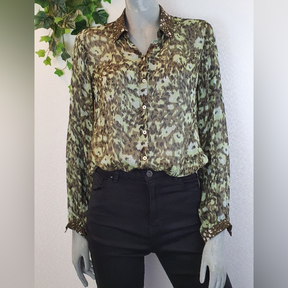 NWOT Esqualo long sleeve sheer top in a green print